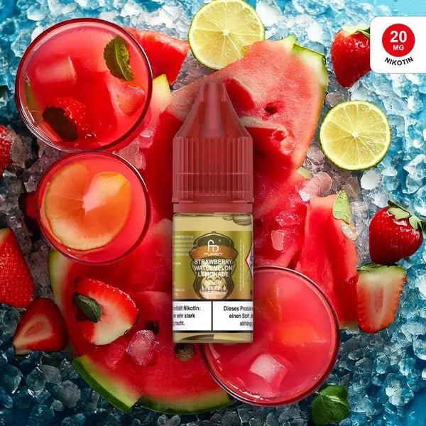 Produktbild des RandM Liquids in der Sorte Strawberry Watermelon Lemonade. Eine 10ml Liquidflasche mit weinrotem Verschluss steht im Zentrum, umgeben von saftigen Wassermelonenstücken, frischen Erdbeeren, Limettenscheiben und Gläsern mit roter Limonade auf Crushed Ice. Auf dem goldenen Etikett ist das FUMOT-Affen-Logo zu sehen. Oben rechts befindet sich ein roter Button mit dem Hinweis „20 MG NIKOTIN“. Ein deutscher Gesundheitshinweis ist deutlich am unteren Rand der Flasche platziert.