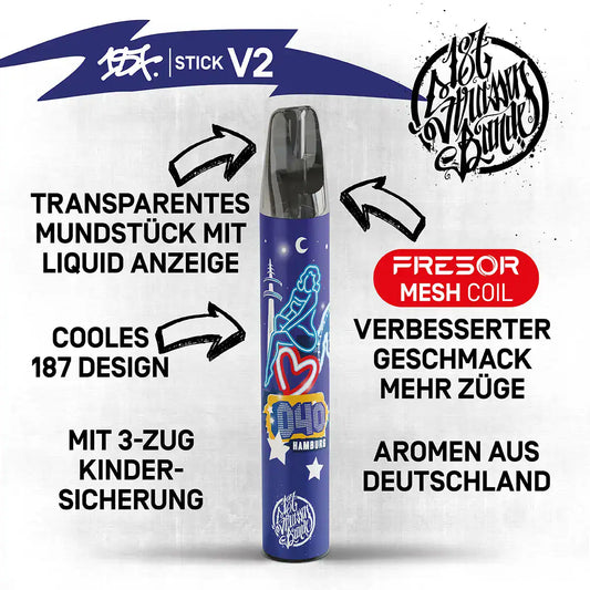 "Stick V2 von 187 Design mit transparentem Mundstück und Liquid-Anzeige, ausgestattet mit Fresor Mesh Coil Technologie für verbesserten Geschmack und mehr Züge. Das Design zeigt den 'I ❤️ Hamburg' Schriftzug und bietet eine kindersichere 3-Zug-Sicherung. Aromatisiert mit Aromen aus Deutschland.