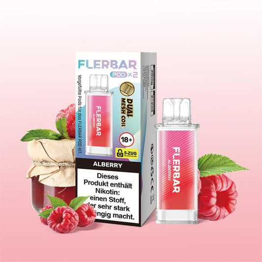 Ein pinker Flerbar Pod in der Sorte Alberry steht neben seiner Verpackung, umgeben von frischen Himbeeren und einem Marmeladenglas auf rosafarbenem Hintergrund.