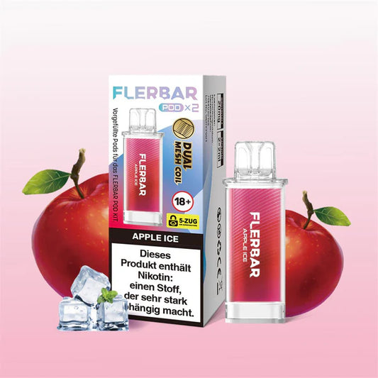 Ein rot-pinker Flerbar Pod in der Sorte Apple Ice steht neben seiner Verpackung, umgeben von roten Äpfeln und Eisw