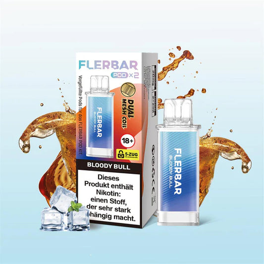 Ein blau-lila Flerbar Pod in der Sorte Bloody Bull steht neben seiner Verpackung, umgeben von spritzender Flüssigkeit und Eiswürfeln auf hellblauem Hintergrund.