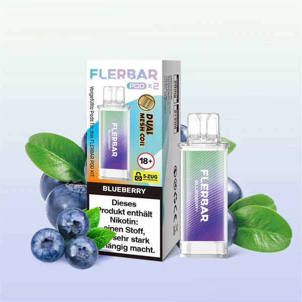 Ein grün-lila Flerbar Pod in der Sorte Blueberry steht neben seiner Verpackung, umgeben von frischen Blaubeeren und grünen Blättern auf einem hellen, bläulichen Hintergrund.