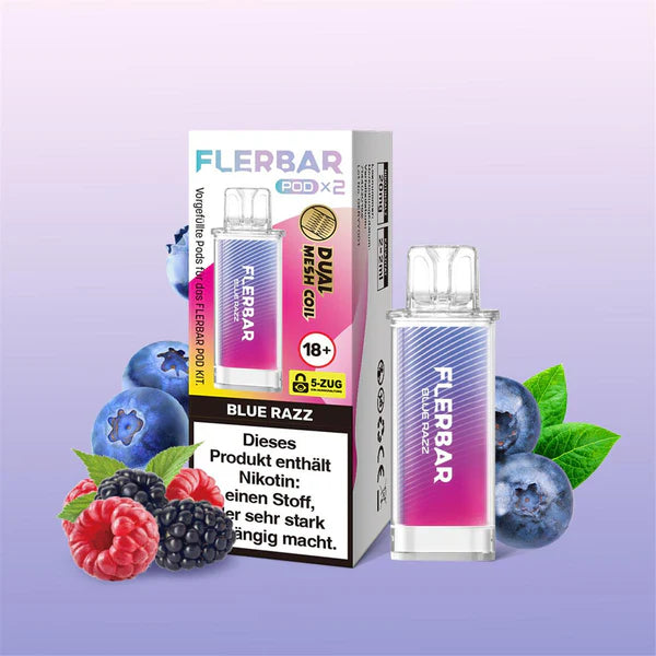 Ein blau-pinker Flerbar Pod in der Sorte Blue Razz steht neben seiner Verpackung, umgeben von frischen Blaubeeren, Himbeeren und Brombeeren auf helllilafarbenem Hintergrund.