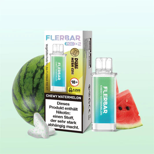 Ein grün-blauer Flerbar Pod in der Sorte Chewy Watermelon steht neben seiner Verpackung, umgeben von einer frischen Wassermelone, einem Melonenstück und Kaugummis auf hellgrünem Hintergrund.