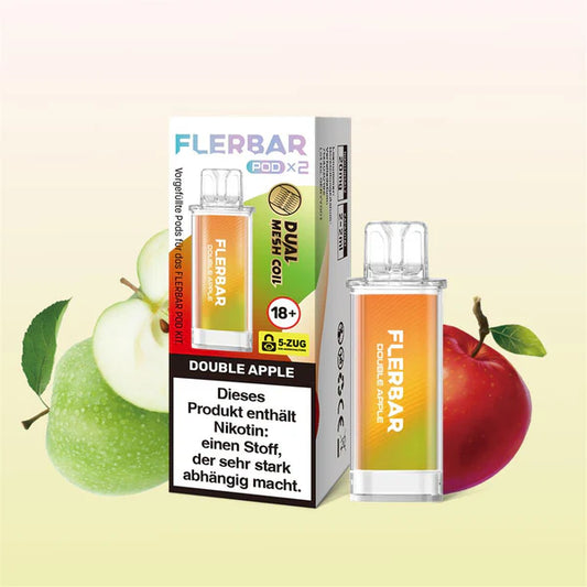 Ein orange-grüner Flerbar Pod in der Sorte Double Apple steht neben seiner Verpackung, umgeben von einem grünen und einem roten Apfel auf hellgelbem Hintergrund.
