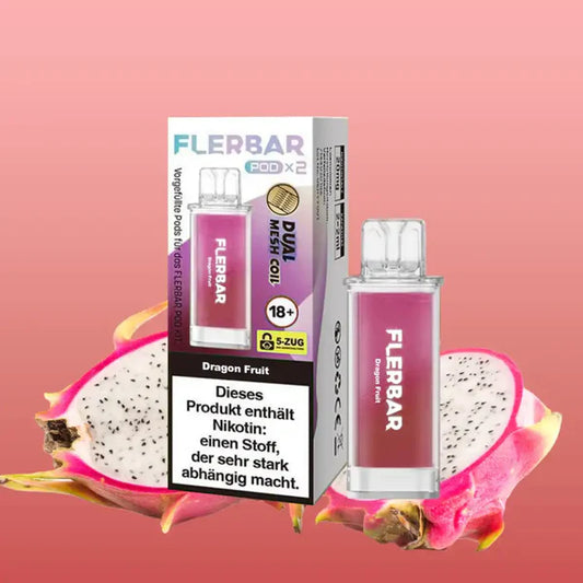 Ein pinker Flerbar Pod in der Sorte Dragon Fruit steht neben seiner Verpackung, umgeben von aufgeschnittenen Drachenfrüchten auf rosafarbenem Hintergrund.
