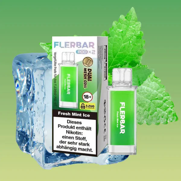 Ein grüner Flerbar Pod in der Sorte Fresh Mint Ice steht neben seiner Verpackung, umgeben von frischen Minzblättern und einem großen Eiswürfel auf hellgrünem Hintergrund.