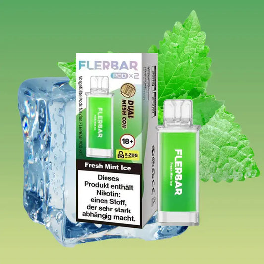 Ein grüner Flerbar Pod in der Sorte Fresh Mint Ice steht neben seiner Verpackung, umgeben von frischen Minzblättern und einem großen Eiswürfel auf hellgrünem Hintergrund.