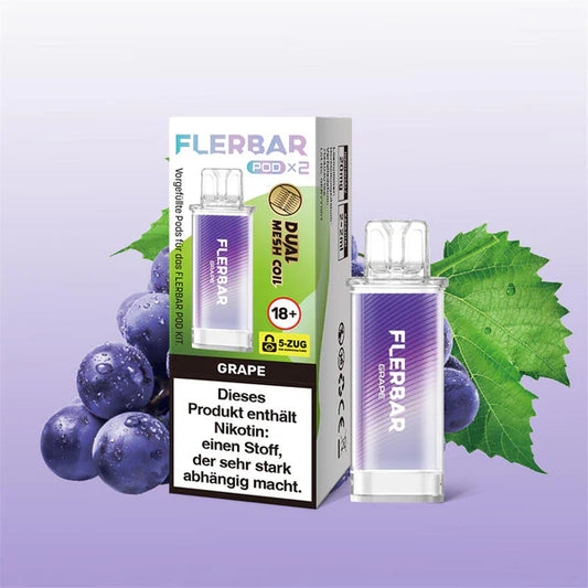 Ein lila Flerbar Pod in der Sorte Grape steht neben seiner Verpackung, umgeben von dunklen Weintrauben und einem grünen Weinblatt auf helllilafarbenem Hintergrund.