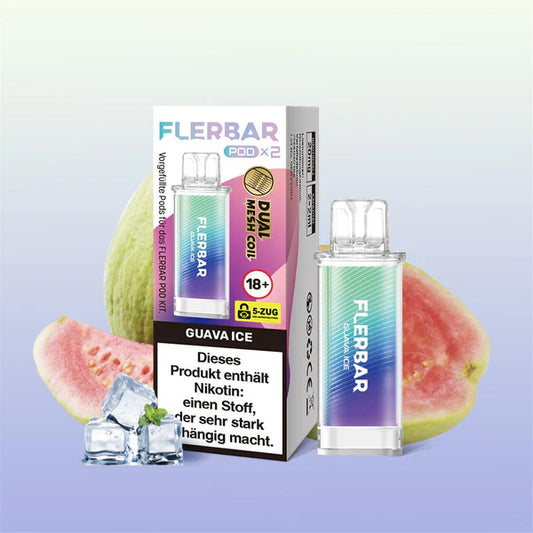 Ein grün-lila Flerbar Pod in der Sorte Guava Ice steht neben seiner Verpackung, umgeben von frischen Guaven und Eiswürfeln auf einem hellen, bläulich-lila Hintergrund.