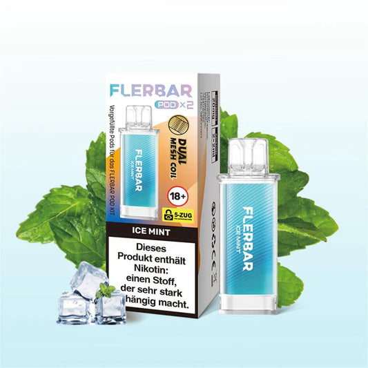 Ein hellblauer Flerbar Pod in der Sorte Ice Mint steht neben seiner Verpackung, umgeben von frischen Minzblättern und Eiswürfeln auf hellblauem Hintergrund.