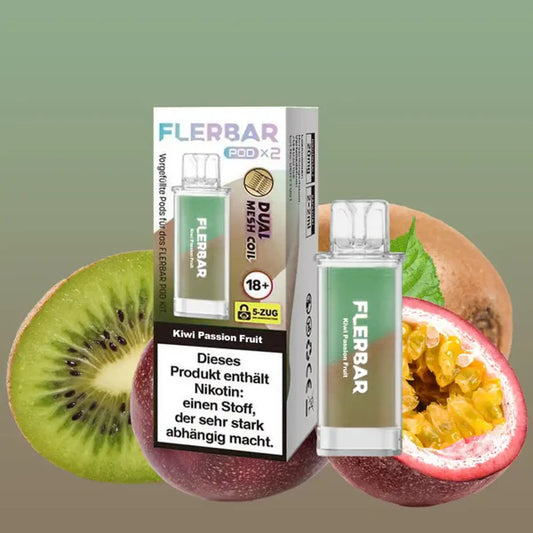 Ein grün-brauner Flerbar Pod in der Sorte Kiwi Passion Fruit steht neben seiner Verpackung, umgeben von einer frischen halben Kiwi und aufgeschnittenen Passionsfrüchten auf einem olivgrünen Hintergrund.