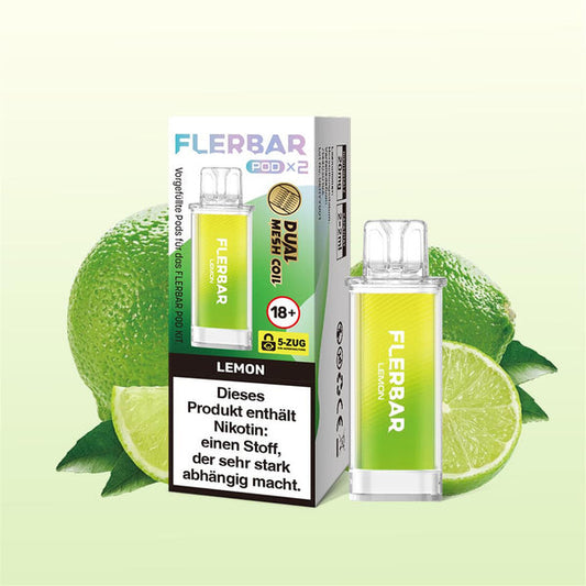 Ein gelb-grüner Flerbar Pod in der Sorte Lemon steht neben seiner Verpackung, umgeben von frischen Limetten und grünen Blättern auf hellgrünem Hintergrund.
