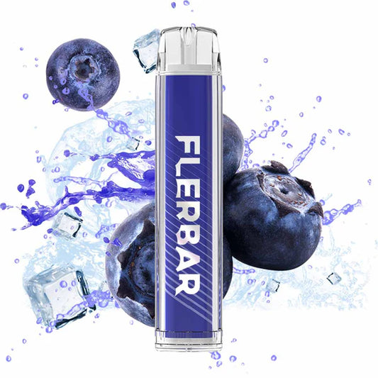 Flerbar Einweg E-Zigarette Blueberry mit Blaubeeren und Eiswürfeln im Hintergrund zur Darstellung eines gekühlten Blaubeergeschmacks.