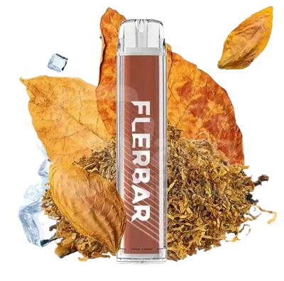 Flerbar Einweg E-Zigarette Caramel Tobacco mit Tabakblättern, Tabak und Eiswürfeln im Hintergrund zur Darstellung eines karamelligen Tabakgeschmacks.
