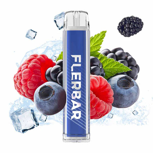 Produktbild einer blauen Flerbar Einweg E-Zigarette. Das Gerät steht zentral im Fokus und ist von einer Komposition aus Blaubeeren, Himbeeren, Brombeeren und glänzenden Eiswürfeln umgeben. Der Schriftzug „FLERBAR“ ist markant in Weiß auf dem Gehäuse platziert.