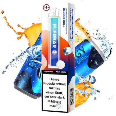 Flerbar Einweg E-Zigarette Energy Drink mit Verpackung, blaues Gerät vor Energydrink-Dosen und Eiswürfeln als Darstellung des Energy-Drink-Geschmacks.