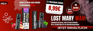 Ein breites Werbebanner für das Lost Mary Wavi System auf rotem Grund. Abgebildet sind das schwarze Basisgerät sowie verschiedene Pods (Sorte Apple Peach und Blackberry Ice) zusammen mit passenden Früchten und Dampfeffekten. Der Text bewirbt eine „2+1 Geschenk-Aktion“ für 8,99 €, bei der Kunden beim Kauf von zwei Pods ein Basisgerät gratis erhalten. Weitere Highlights sind 40 verfügbare Sorten, 20 mg/ml Nikotin und eine Kapazität von bis zu 15.000 Zügen.