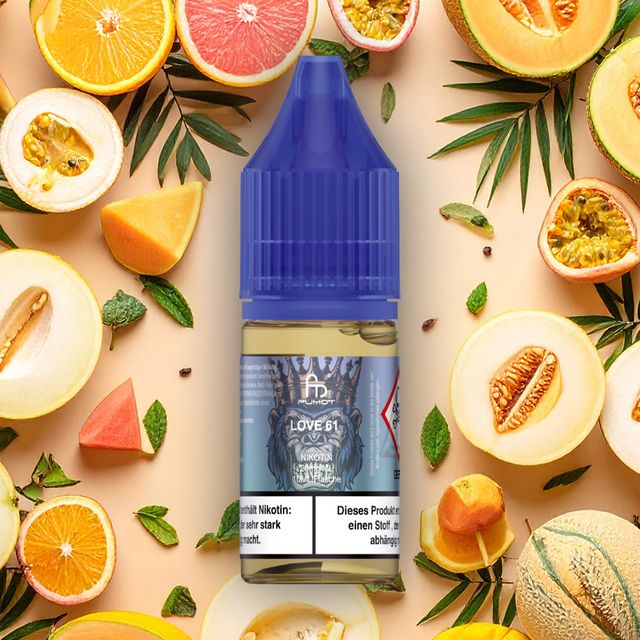 Love 61 Nikotinsalz Liquid Flasche mit blauem Verschluss, umgeben von verschiedenen Früchten wie Orange, Melone und Maracuja, Fruchtmix-Geschmack.