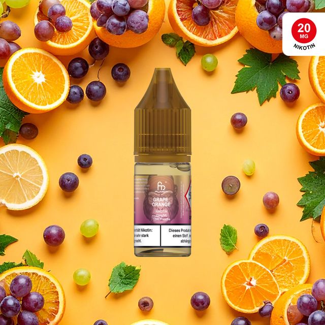 Eine Flasche RandM Tornado Liquid Grape Orange, umgeben von süßen dunklen Trauben, spritzigen Orangenscheiben und klaren Eiswürfeln. Ein exzellentes Design für fruchtige Frische.