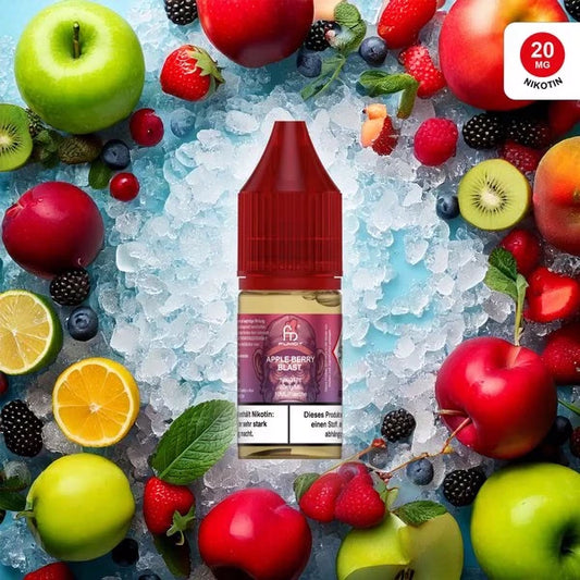 Produktbild des RandM Liquids in der Sorte Apple Berry Blast. Eine 10ml Liquidflasche mit weinrotem Verschluss steht im Zentrum, umgeben von einem Mix aus grünen und roten Äpfeln, Kiwischeiben, Zitronen, Erdbeeren, Himbeeren und Crushed Ice auf einem hellblauen Hintergrund. Das pinkfarbene Etikett zeigt das charakteristische FUMOT-Affen-Logo. Oben rechts befindet sich ein roter Button mit dem Hinweis „20 MG NIKOTIN“. Ein deutscher Gesundheitshinweis ist deutlich am unteren Rand der Flasche platziert.