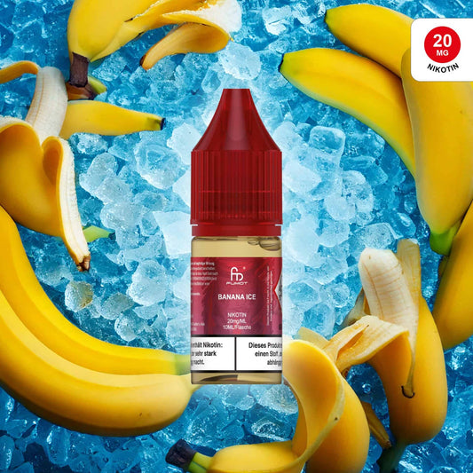 Produktbild des RandM Liquids in der Sorte Banana Ice. Eine 10ml Liquidflasche mit weinrotem Verschluss steht im Zentrum, umgeben von reifen, teilweise geschälten Bananen und Crushed Ice auf einem leuchtend blauen Hintergrund. Das pinkfarbene Etikett zeigt das charakteristische FUMOT-Logo. Oben rechts befindet sich ein Button mit dem Hinweis „20 MG NIKOTIN“. Ein deutscher Gesundheitshinweis ist deutlich am unteren Rand der Flasche platziert.