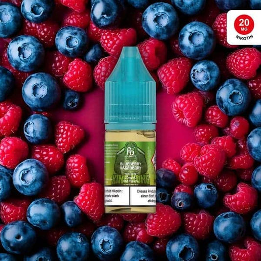 Produktbild des RandM Liquids in der Sorte Blueberry Raspberry. Eine 10ml Liquidflasche mit türkisem Verschluss steht im Zentrum, umgeben von einem dichten Teppich aus frischen Blaubeeren und Himbeeren. Das grüne Etikett zeigt das charakteristische „King Kong“ Affen-Logo von FUMOT. Oben rechts befindet sich ein roter Button mit dem Hinweis „20 MG NIKOTIN“. Ein deutscher Gesundheitshinweis ist deutlich am unteren Rand der Flasche platziert.