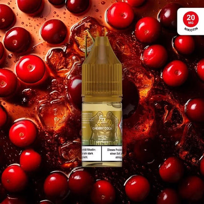 Produktbild des RandM Liquids in der Sorte Cherry Cola. Eine 10ml Liquidflasche mit goldenem Verschluss steht im Zentrum, umgeben von zahlreichen frischen roten Kirschen und Eiswürfeln in einer sprudelnden, dunklen Cola-Flüssigkeit. Das goldfarbene Etikett zeigt das charakteristische FUMOT-Affen-Logo. Oben rechts befindet sich ein roter Button mit dem Hinweis „20 MG NIKOTIN“. Ein deutscher Gesundheitshinweis ist deutlich am unteren Rand der Flasche platziert.