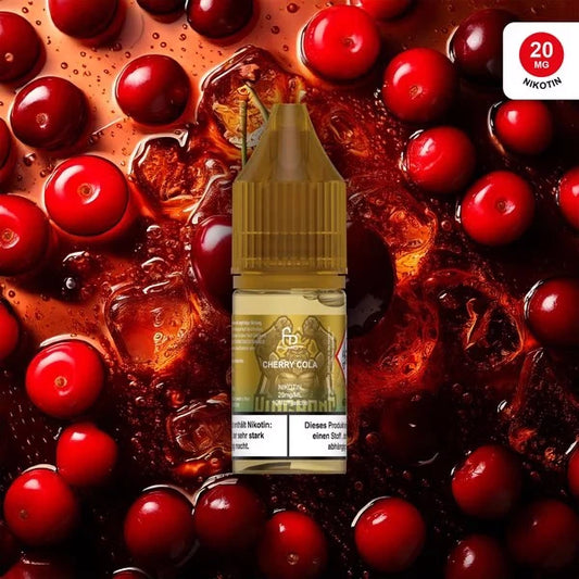 Produktbild des RandM Liquids in der Sorte Cherry Cola. Eine 10ml Liquidflasche mit goldenem Verschluss steht im Zentrum, umgeben von zahlreichen frischen roten Kirschen und Eiswürfeln in einer sprudelnden, dunklen Cola-Flüssigkeit. Das goldfarbene Etikett zeigt das charakteristische FUMOT-Affen-Logo. Oben rechts befindet sich ein roter Button mit dem Hinweis „20 MG NIKOTIN“. Ein deutscher Gesundheitshinweis ist deutlich am unteren Rand der Flasche platziert.