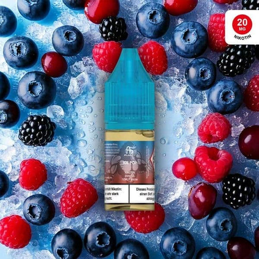 Produktbild des RandM Liquids in der Sorte Ice Pop. Eine 10ml Liquidflasche mit türkisem Verschluss steht im Zentrum, umgeben von einem Mix aus Heidelbeeren, Himbeeren, Brombeeren, Kirschen und Crushed Ice auf einem blauen Hintergrund. Auf dem Etikett ist das charakteristische FUMOT-Affen-Logo zu sehen. Oben rechts befindet sich ein roter Button mit dem Hinweis „20 MG NIKOTIN“. Ein deutscher Gesundheitshinweis ist deutlich am unteren Rand der Flasche platziert.