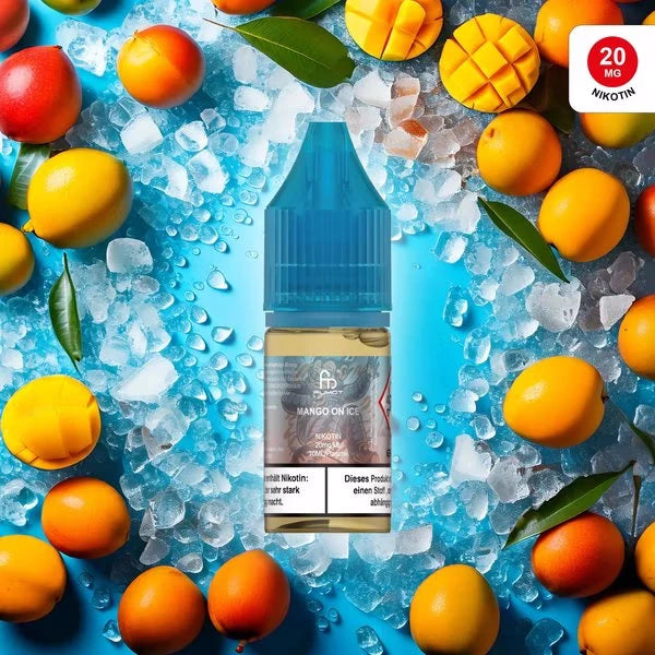 Produktbild des RandM Liquids in der Sorte Mango on Ice. Eine 10ml Liquidflasche mit blauem Verschluss steht im Zentrum, umgeben von reifen, aufgeschnittenen und ganzen Mangos sowie Crushed Ice auf einem blauen Hintergrund. Auf dem Etikett ist das FUMOT-Affen-Logo zu sehen. Oben rechts befindet sich ein roter Button mit dem Hinweis „20 MG NIKOTIN“. Ein deutscher Gesundheitshinweis ist deutlich am unteren Rand der Flasche platziert.