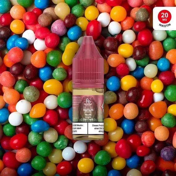 Produktbild des RandM Liquids in der Sorte Skittles. Eine 10ml Liquidflasche mit weinrotem Verschluss steht im Zentrum, eingebettet in ein Meer aus bunten, runden Süßigkeiten. Das Etikett zeigt das charakteristische FUMOT-Affen-Logo. Oben rechts befindet sich ein roter Button mit dem Hinweis „20 MG NIKOTIN“. Ein deutscher Gesundheitshinweis ist am unteren Rand der Flasche platziert.