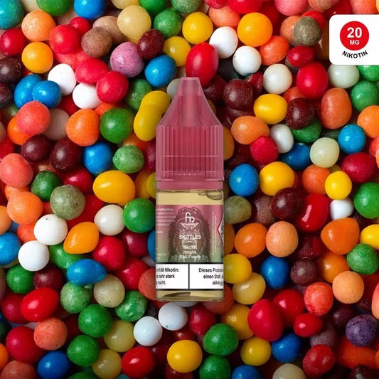 Produktbild des RandM Liquids in der Sorte Skittles. Eine 10ml Liquidflasche mit weinrotem Verschluss steht im Zentrum, eingebettet in ein Meer aus bunten, runden Süßigkeiten. Das Etikett zeigt das charakteristische FUMOT-Affen-Logo. Oben rechts befindet sich ein roter Button mit dem Hinweis „20 MG NIKOTIN“. Ein deutscher Gesundheitshinweis ist am unteren Rand der Flasche platziert.