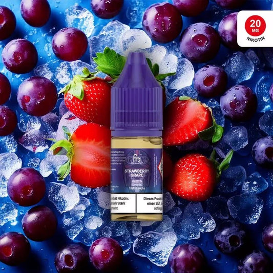 Produktbild des RandM Liquids in der Sorte Strawberry Grape. Eine 10ml Liquidflasche mit lila Verschluss steht im Zentrum, umgeben von frischen Erdbeeren, dunklen Weintrauben und Crushed Ice auf einem blauen Hintergrund. Das Etikett zeigt das charakteristische FUMOT-Affen-Logo. Oben rechts befindet sich ein Button mit dem Hinweis „20 MG NIKOTIN“. Ein deutscher Gesundheitshinweis ist am unteren Rand der Flasche platziert.