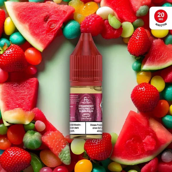 Produktbild des RandM Liquids in der Sorte Strawberry Watermelon Bubblegum. Eine 10ml Liquidflasche mit weinrotem Verschluss steht im Zentrum eines Herzens aus Wassermelonenstücken, Erdbeeren und bunten Kaugummikugeln. Das Etikett zeigt das charakteristische FUMOT-Affen-Logo. Oben rechts weist ein Button auf den Nikotingehalt von 20 mg hin. Ein deutscher Gesundheitshinweis ist am unteren Flaschenrand sichtbar.