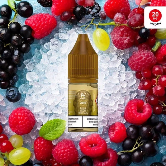 Produktbild des RandM Liquids in der Sorte Vimto. Eine 10ml Liquidflasche mit goldenem Verschluss steht im Zentrum, gebettet auf Crushed Ice und umgeben von verschiedenen Früchten wie Himbeeren, dunklen Beeren und Weintrauben. Das Etikett zeigt das charakteristische Affen-Logo. Oben rechts ist ein Hinweis auf 20 mg Nikotin zu sehen, und am unteren Flaschenrand befindet sich ein deutscher Gesundheitshinweis.