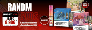 Ein breites Werbebanner für ein RandM Tornado Bundle-Angebot. Dargestellt sind ein farbenfrohes Basisgerät mit Affen-Grafik sowie drei Packungen Prefilled Pods (Blaubeere, Strawberry Kiwi und Strawberry Raspberry Cherry Ice). Der Text bewirbt ein Set aus Basisgerät und einem zufälligen Pod für einen Aktionspreis von 8,90 € (statt 16,98 €, 47 % Rabatt). Das Banner enthält Angaben zum Nikotingehalt (20 %) und die gesetzlich vorgeschriebenen deutschen Gesundheitshinweise.