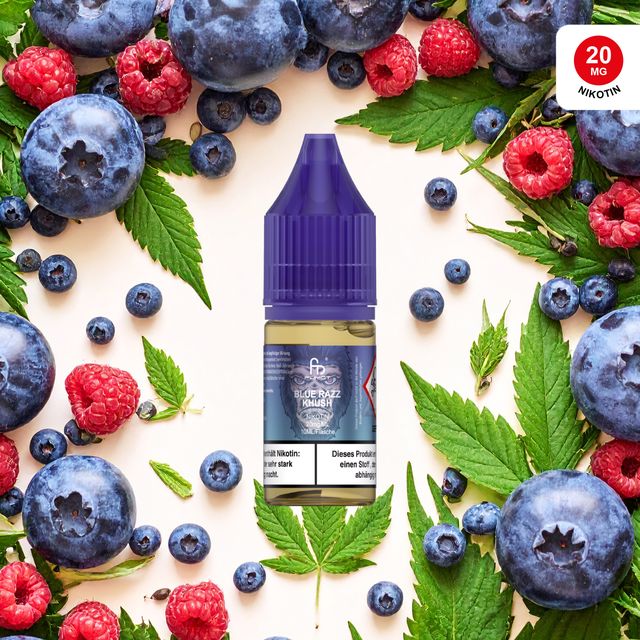 Eine Flasche RandM Tornado Liquid Blue Razz Kush, umgeben von Heidelbeeren, Himbeeren, Eiswürfeln und Kush-Blättern. Ein meisterhaftes Design für eiskalten, fruchtigen Genuss.