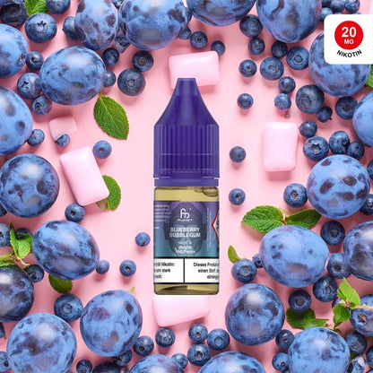 Eine Flasche RandM Tornado Liquid Blueberry Bubblegum, umgeben von süßen Heidelbeeren, bunten Kaugummikugeln und klarem Eis. Ein meisterhaftes Design für fruchtig-süßen Genuss.