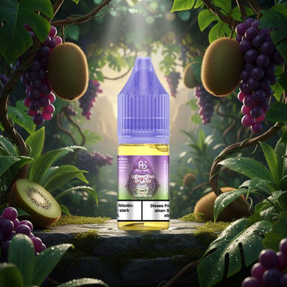 Eine Flasche und Schachtel RandM Tornado Liquid Grape Kiwi Splash (10ml), umgeben von Trauben, Kumquats und Eis auf einer reflektierenden Fläche.