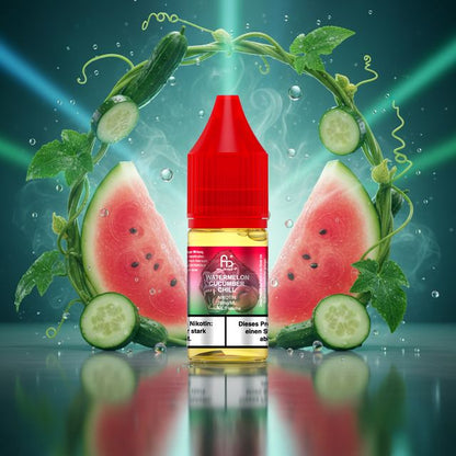 Eine Flasche RandM Tornado Liquid Watermelon Cucumber Chill, platziert zwischen Wassermelonenstücken und Gurkenscheiben auf einem hellgrünen Hintergrund.