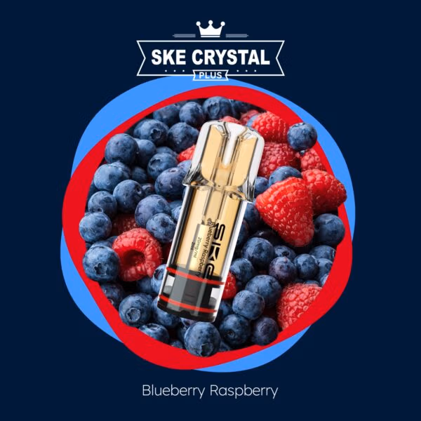 Der SKE Crystal Plus Pod in der Sorte Blueberry Raspberry – stilvoller, goldfarbener Pod vor einem intensiven Hintergrund aus reifen Blaubeeren und saftigen Himbeeren. Perfekter Fruchtmix mit 20 mg/ml Nikotinsalz für bis zu 600 Züge im nachfüllbaren Pod-System.