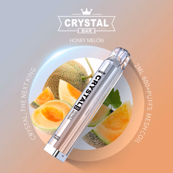 Produktabbildung der Crystal Bar Honey Melon Einweg E-Zigarette vor einem Hintergrund mit geschnittenen Honigmelonen. Das Gerät ist silberfarben-transparent mit Kristalloptik. Im Hintergrund sind frische Melonenhälften sowie das Logo und Produktinformationen wie '2ml', '600+ Puffs' und 'Mesh Coil' zu sehen.