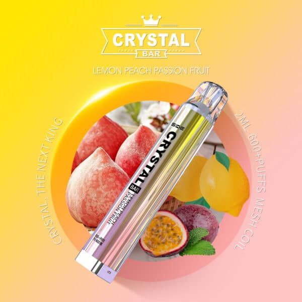 Crystal Bar Lemon Peach Passion Fruit – 20 mg/ml“ vor einem Hintergrund mit frischen Pfirsichen, Zitronen und einer aufgeschnittenen Passionsfrucht. Die glänzende Vape mit transparentem Kristall-Design steht im Mittelpunkt. Text im Bild: „CRYSTAL BAR – THE NEXT KING“, „LEMON PEACH PASSION FRUIT“, „2ML“, „600+ PUFFS“, „MESH COIL