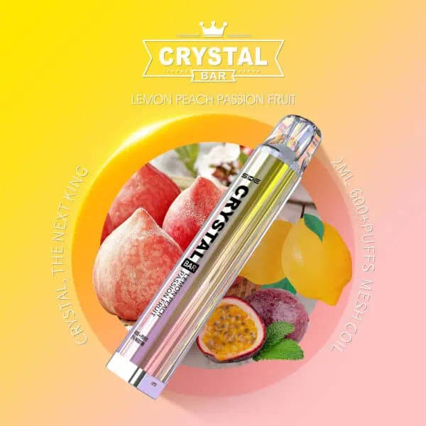 Crystal Bar Lemon Peach Passion Fruit – 20 mg/ml“ vor einem Hintergrund mit frischen Pfirsichen, Zitronen und einer aufgeschnittenen Passionsfrucht. Die glänzende Vape mit transparentem Kristall-Design steht im Mittelpunkt. Text im Bild: „CRYSTAL BAR – THE NEXT KING“, „LEMON PEACH PASSION FRUIT“, „2ML“, „600+ PUFFS“, „MESH COIL