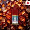 Flasche RandM Tornado Liquid Cola Ice 20 mg/ml vor Cola-Glas mit Eiswürfeln – E-Liquid mit kühlem Cola-Geschmack