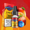 Al Massiva Liquid 5 Palm: Rotes Liquid mit Erdbeere, Mango, Passionsfrucht und Blaubeere vor Früchten und Verpackung mit Nikotinwarnung.
