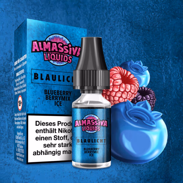 Al Massiva Liquid Blaulicht: Blaues Blueberry Berrymix Ice Liquid vor Beeren und Verpackung mit Nikotinwarnung.