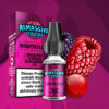 Al Massiva Liquid Nightkiller: Lila Liquid mit Maulbeere, Johannisbeere und Brombeere vor Früchten und Verpackung mit Nikotinwarnung.