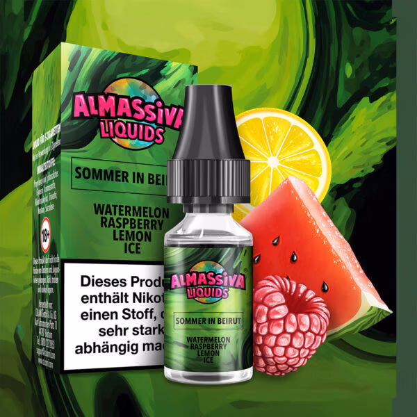 Al Massiva Liquid Sommer in Beirut: Grünes Liquid mit Wassermelone, Himbeere und Zitrone vor Früchten und Verpackung mit Nikotinwarnung.